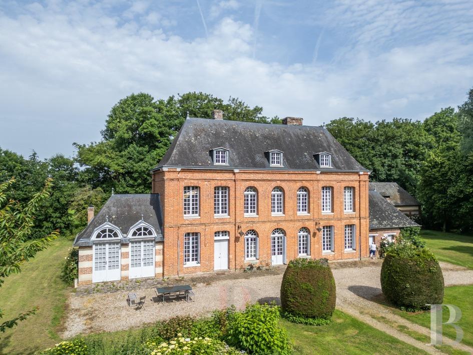 Residences for sale - upper-normandy - Dans le pays de Caux, à 35 min au nord de Rouen, une maison de maître du 19e s. avec dépendances, dans un parc de près de 3 ha